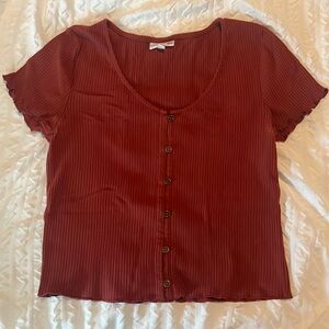 SO maroon/dark red cropped ribbed shorts sleeve shirt with buttons